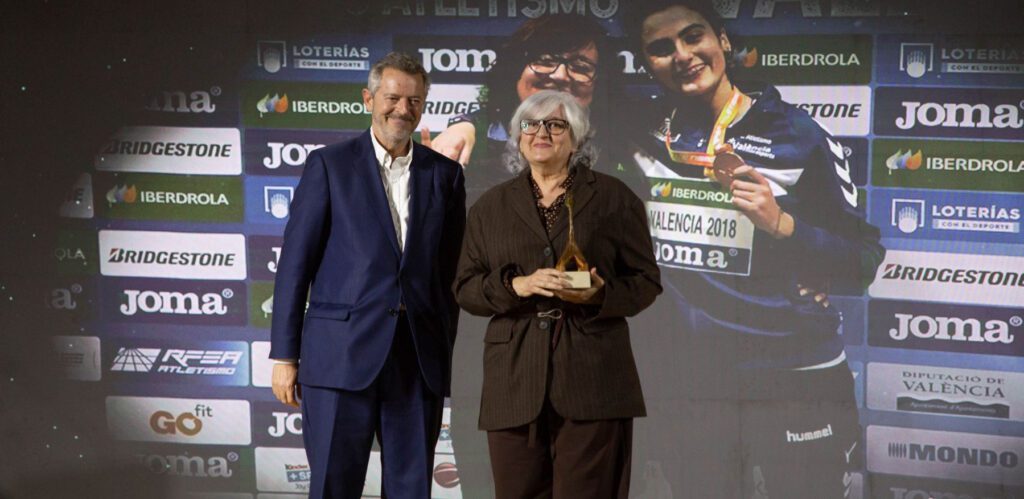 Entregamos el Premio de Deportes a Lola Sánchez Noales, de las escuelas deportivas municipales de atletismo.